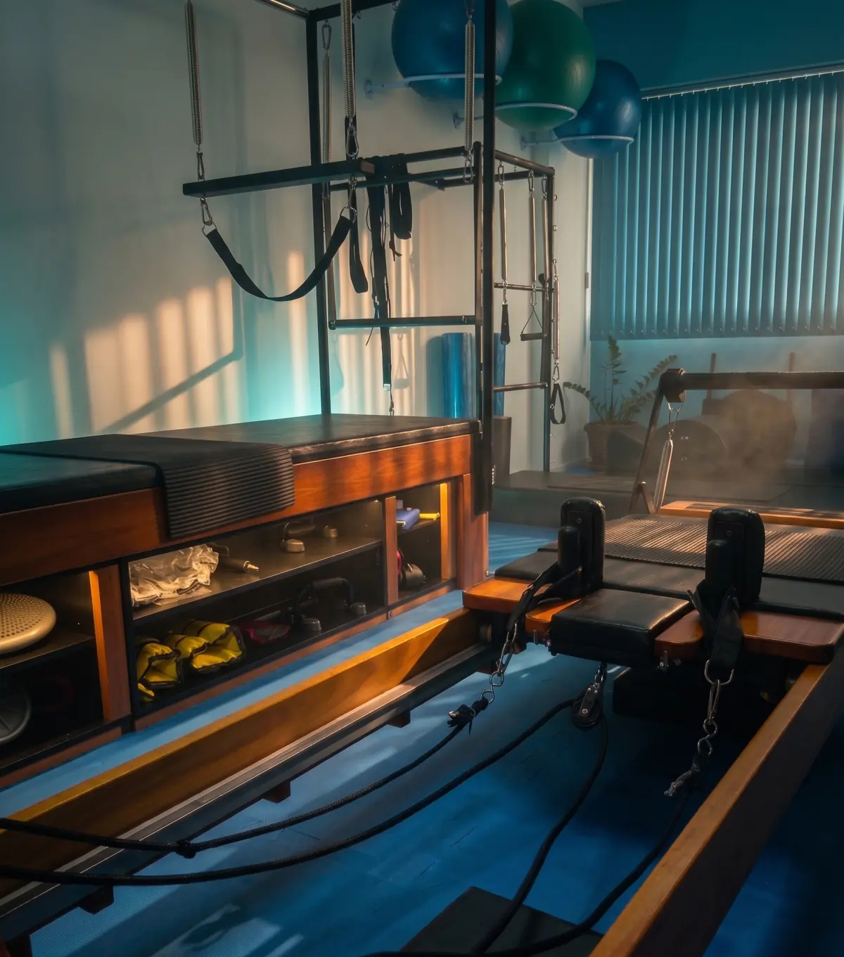 Sala do TB Studio no fim da tarde, com cadillac e reformer